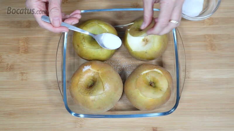 Añadiendo azúcar a las manzanas