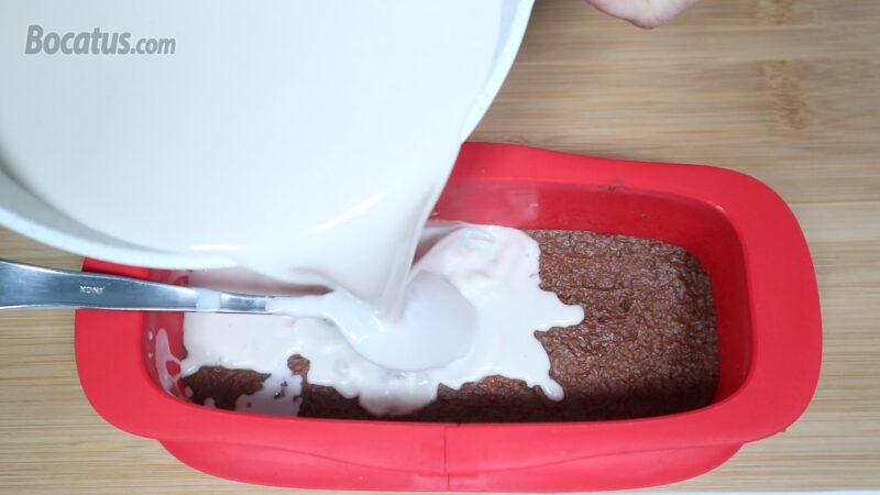 Añadiendo la mezcla dentro del molde