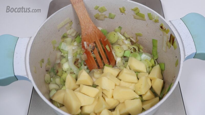 Añadiendo la patata al puerro ya rehogado