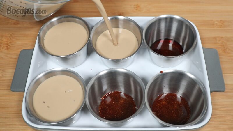 Repartiendo la mezcla en las flaneras caramelizadas Repartiendo la mezcla en las flaneras caramelizadas