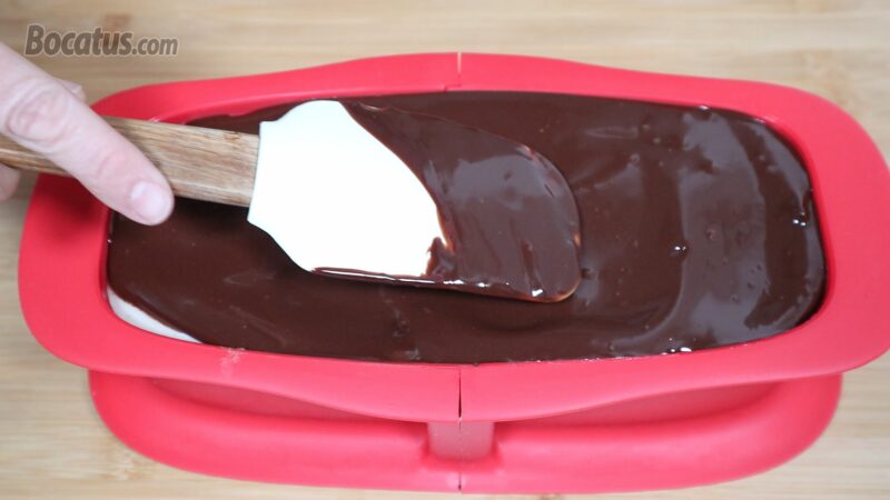 Cubriendo la superficie con la cobertura de chocolate
