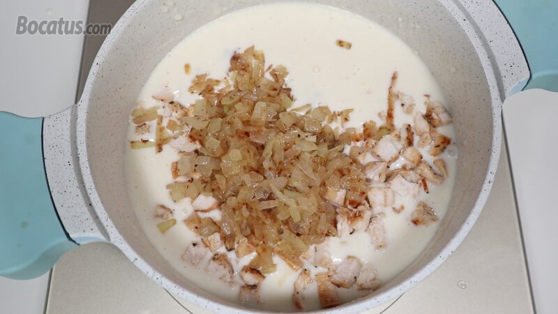 Incorporando el pollo y la cebolla a la bechamel Incorporando el pollo y la cebolla a la bechamel