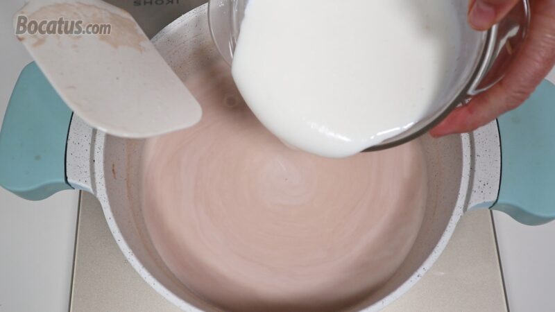Preparando la mezcla de cuajada, leche y crema de leche y avellanas