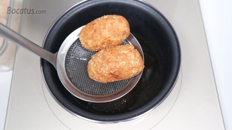 Friendo las croquetas Friendo las croquetas