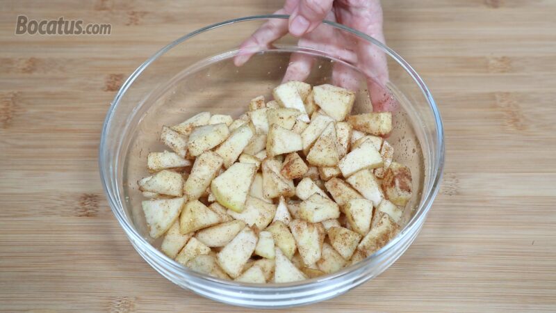 Manzanas troceadas con azúcar y canela
