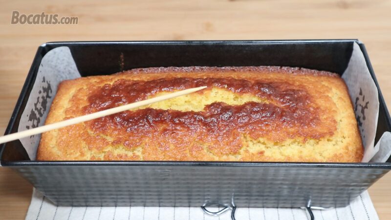 Bizcocho de naranja recién horneado