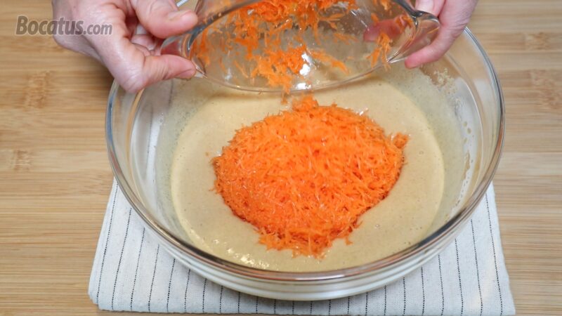 Añadiendo la zanahoria rallada Añadiendo la zanahoria rallada