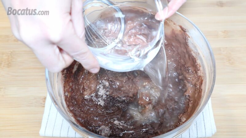 Añadiendo el agua caliente en la masa Añadiendo el agua caliente en la masa