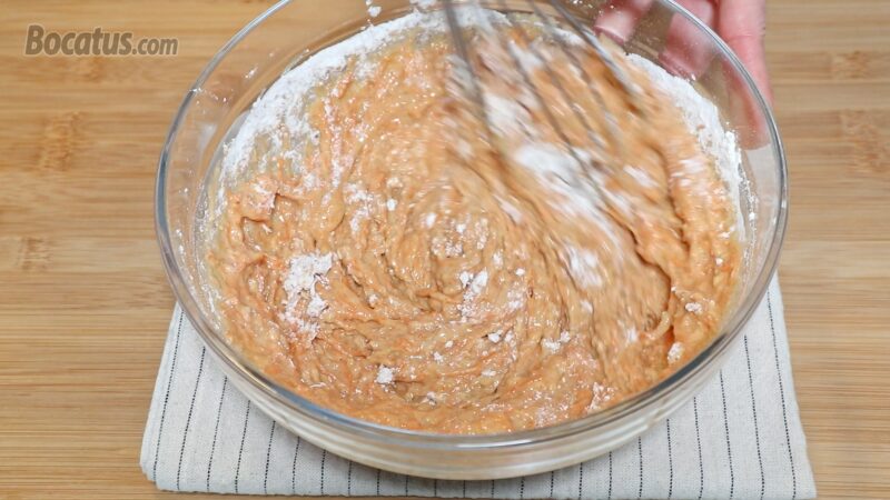 Integrando la harina en la masa Integrando la harina en la masa