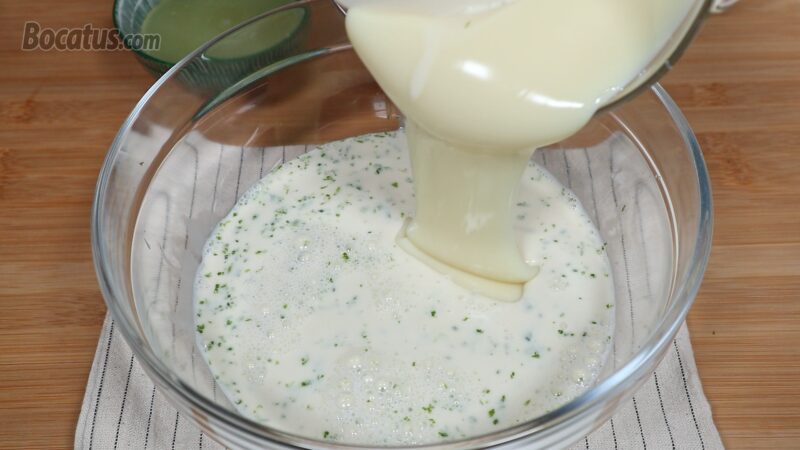 Añadiendo la leche condensada