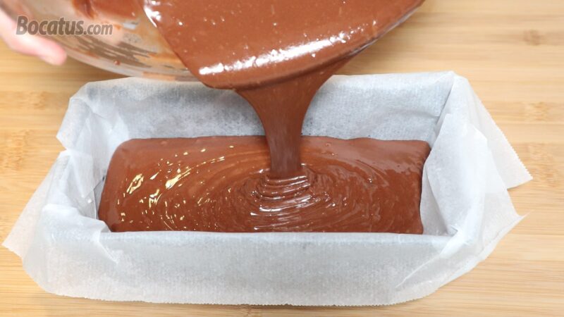 Vertiendo la masa en el molde Vertiendo la masa en el molde