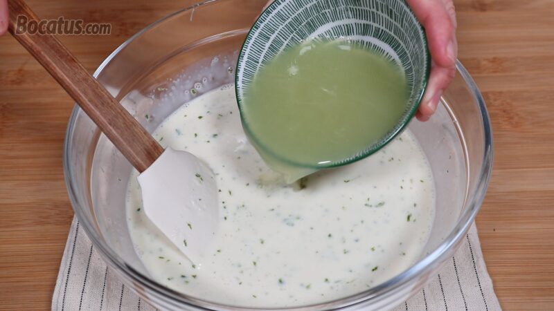 Incorporando el zumo de lima a la mezcla de leches