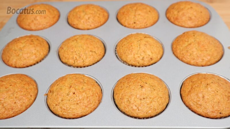Magdalenas de zanahoria recién horneadas Magdalenas de zanahoria recién horneadas