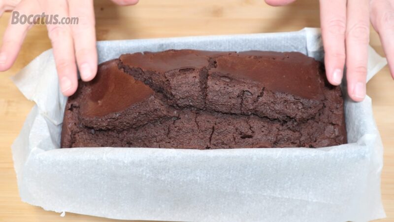 Bizcocho de chocolate recién horneado Bizcocho de chocolate recién horneado