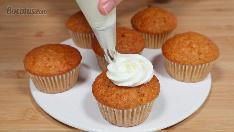 Decorando las magdalenas de zanahoria con la crema de queso Decorando las magdalenas de zanahoria con la crema de queso