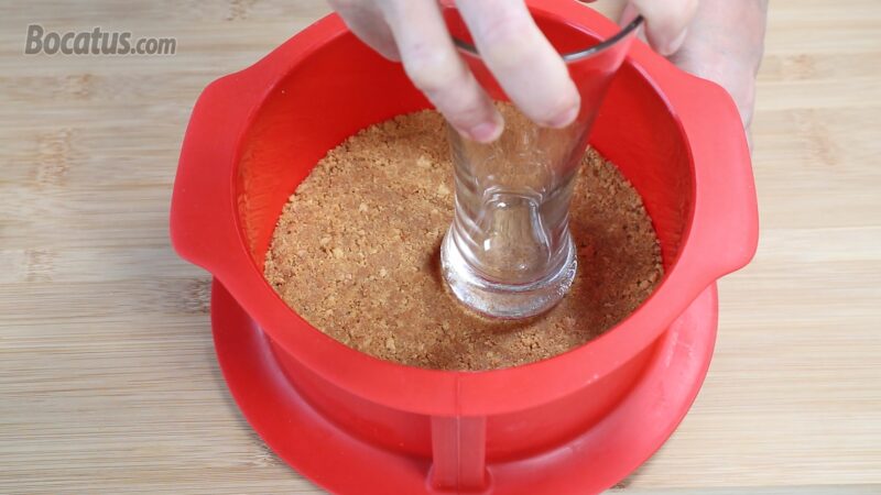 Compactando la base de galleta dentro del molde