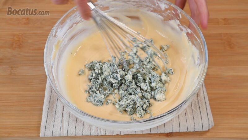 Integrando el queso azul en la mezcla