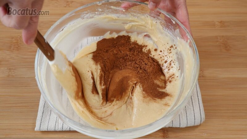 Integrando la canela en la mitad de la masa