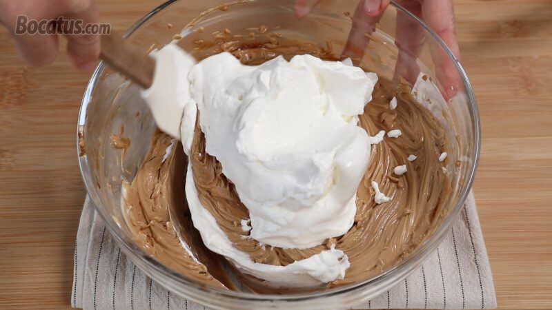 Integrando la nata montada en la mezcla de queso