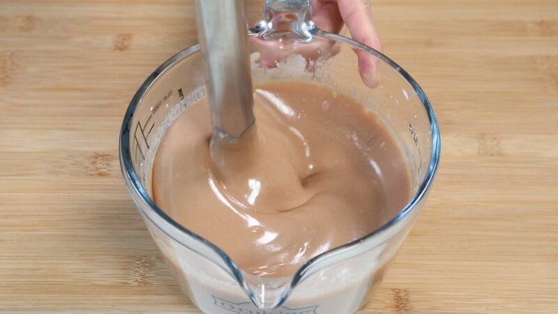 Triturando la mezcla de galletas, chocolate y leche