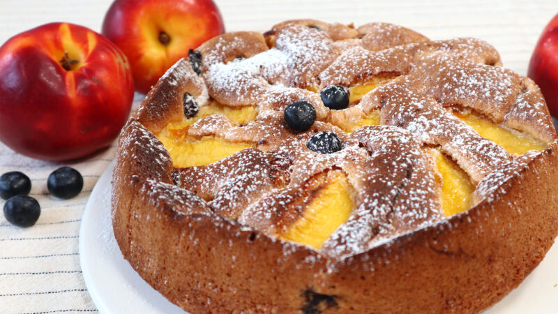 Bizcocho de almendra con nectarina y arándanos (sin gluten, fácil y esponjoso)