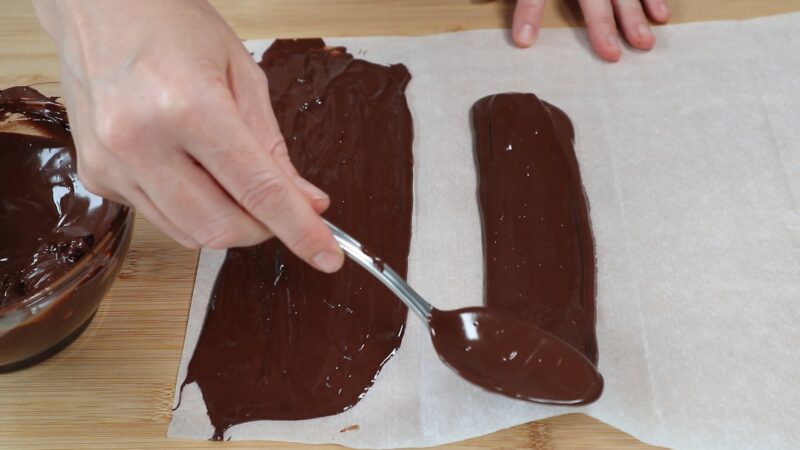 Preparando las láminas de chocolate
