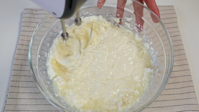 Preparando la mezcla de queso y limón