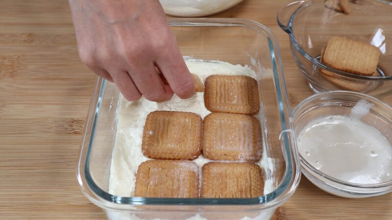 Montando la tarta con capas de crema y galleta