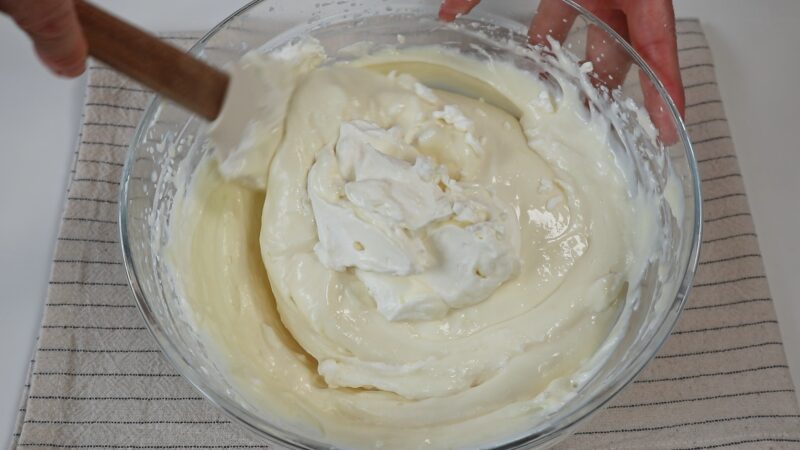Integrando la nata montada en la mezcla de queso y limón
