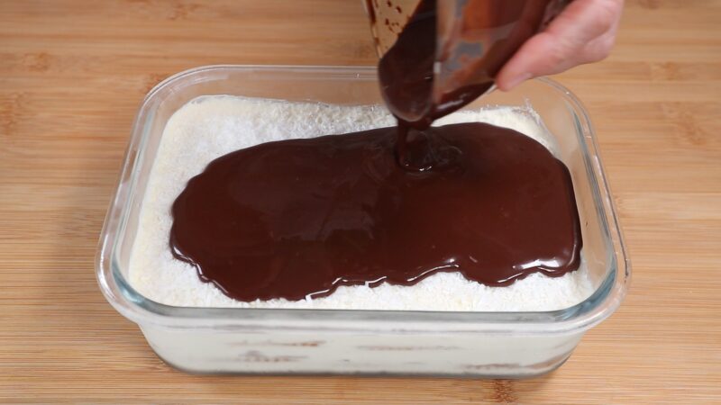 Cubriendo la superficie de la tarta con la ganache de chocolate