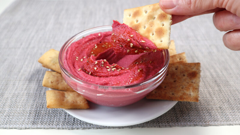 Hummus de remolacha casero (fácil y cremoso)
