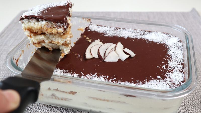 Tarta de galletas con coco y chocolate (fácil y sin horno)