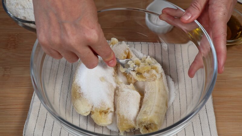 Machacando el plátano con el azúcar