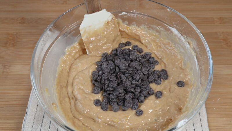 Añadiendo el chocolate a la masa de bizcocho terminada