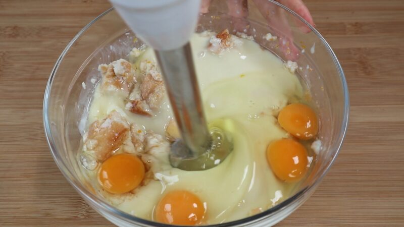 Triturando la mezcla para el flan