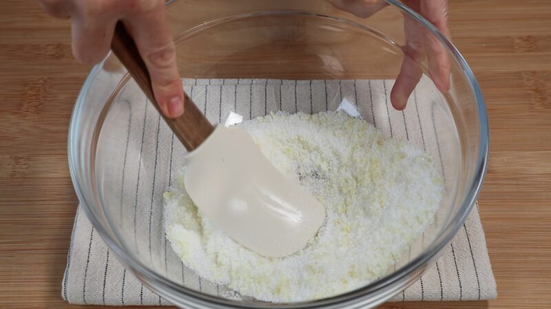 Aromatizando el azúcar con la ralladura de limón