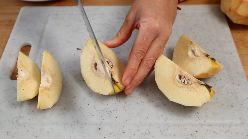 Cortando los membrillos pelados